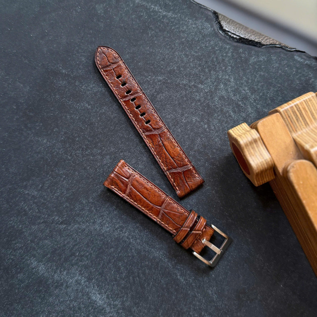 Vintage Alligator Watch Strap | Handcrafted Leather Band 18–24mm