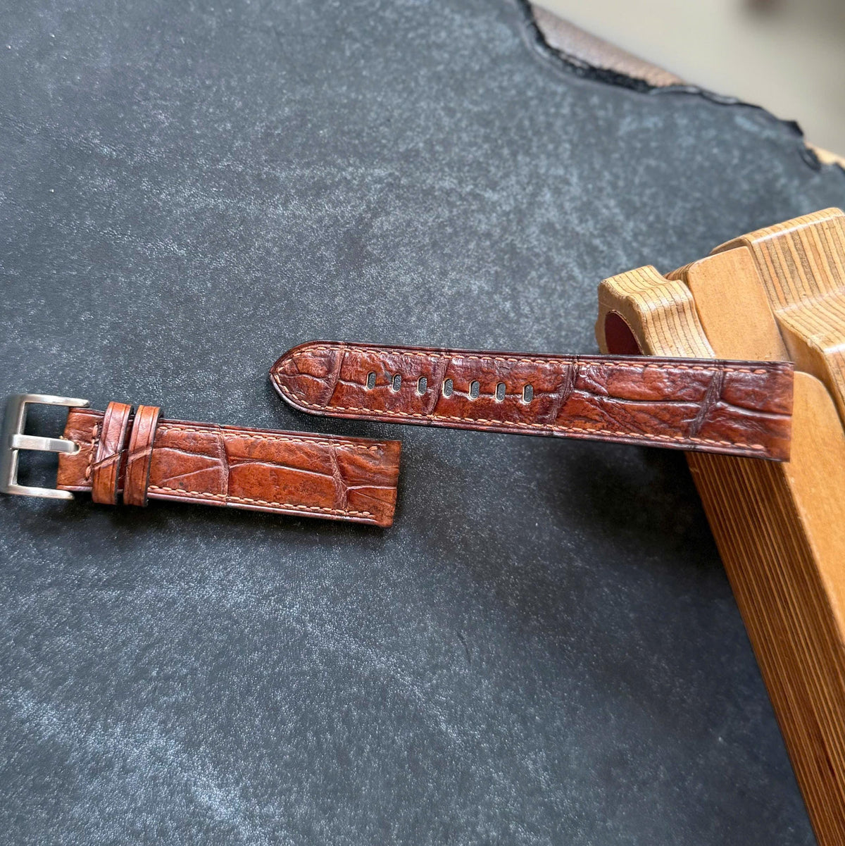 Vintage Alligator Watch Strap | Handcrafted Leather Band 18–24mm